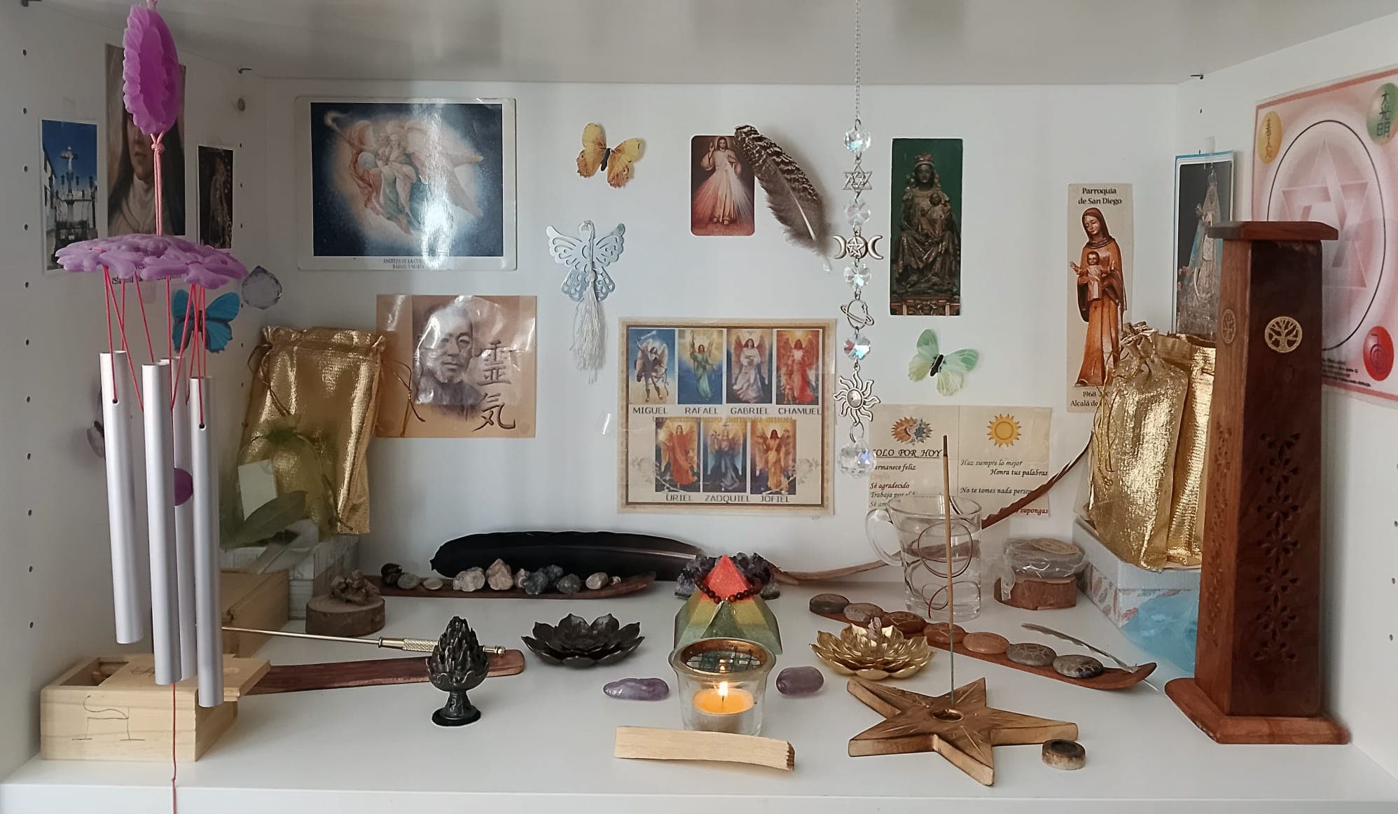 Altar sagrado en la consulta de Teresa Ovejero: cristales, velas, símbolo Reiki, arcángeles e incienso