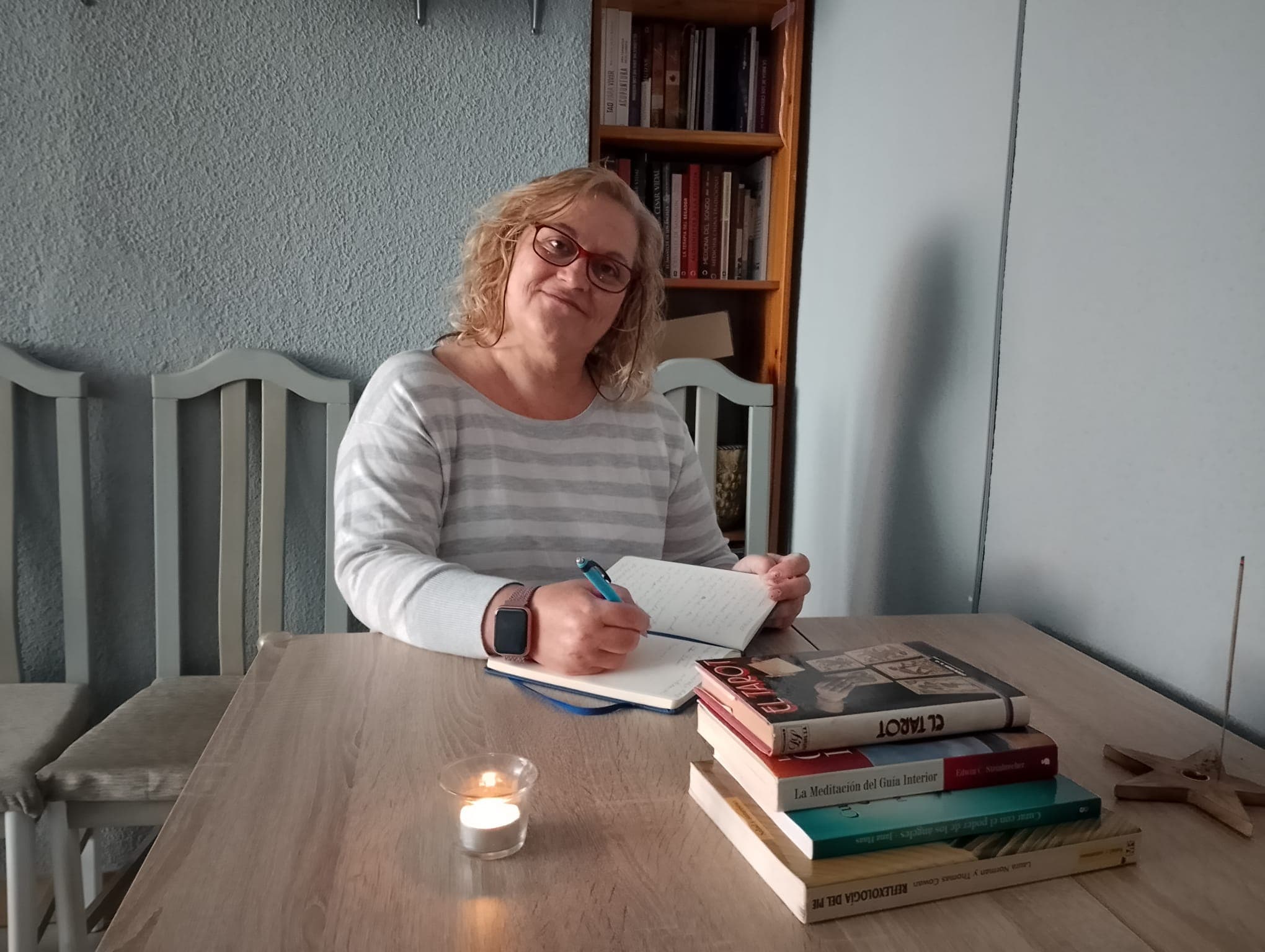 Teresa Ovejero escribiendo en su consulta